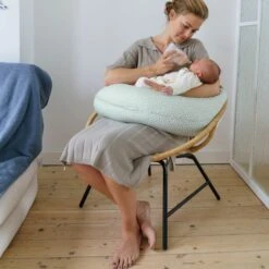 Doomoo Buddy Cloudy Voedingskussen Kaki 8 Doomoo Buddy Cloudy Voedingskussen Kaki -Optimaal Babyartikelen Winkel doomoo lifestyle buddy b60 cloudykaki dsc05866 fae5