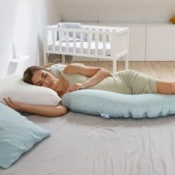 Doomoo Buddy Cloudy Voedingskussen Kaki 7 Doomoo Buddy Cloudy Voedingskussen Kaki -Optimaal Babyartikelen Winkel doomoo lifestyle buddy b60 cloudykaki dsc07236 be66